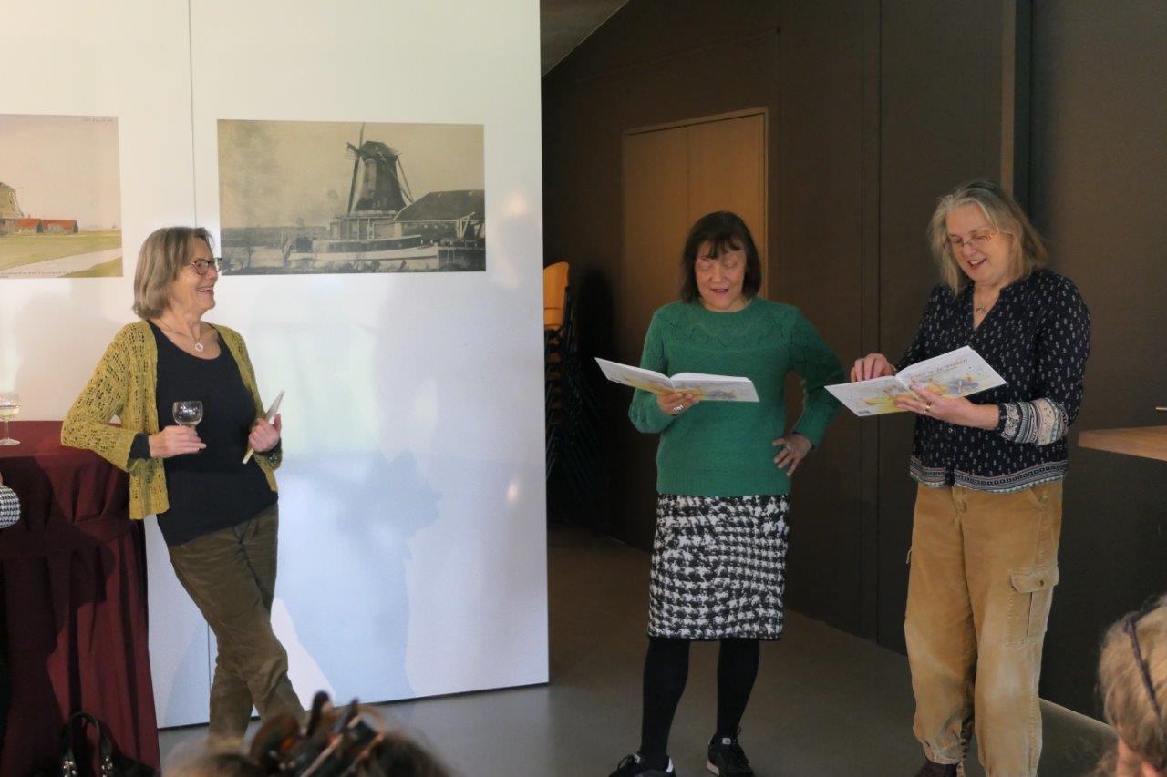 Maurien en Aimee van het educatieteam lezen het boekje voor