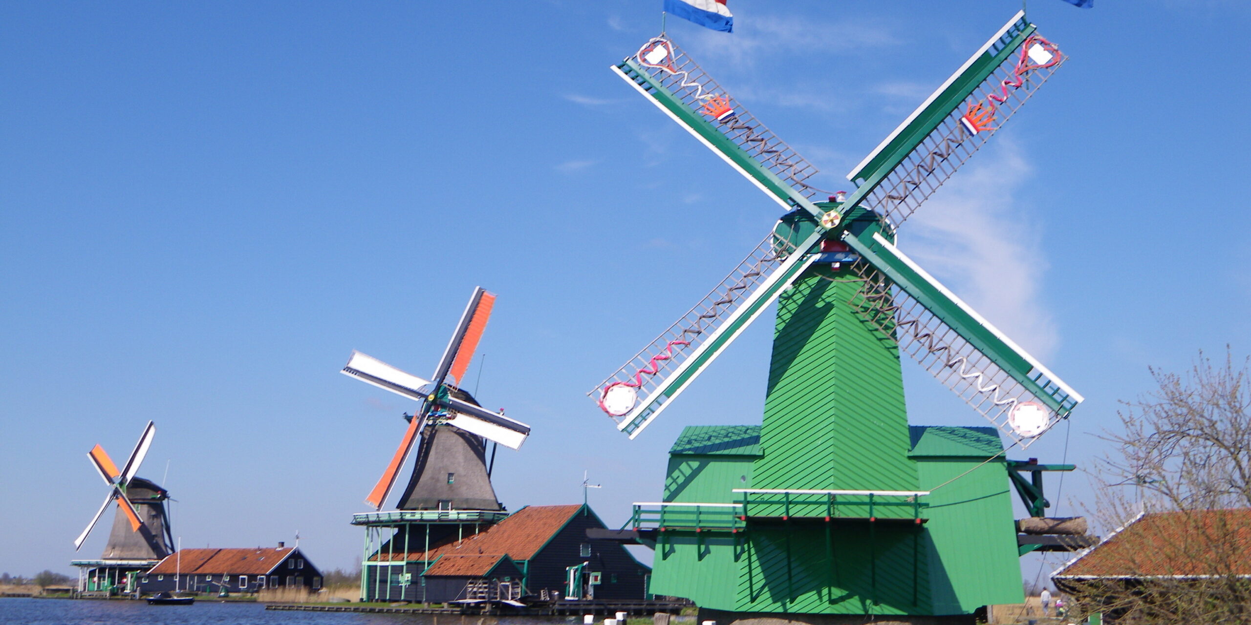 Gekroonde Poelenburg mooigezet ter ere van de kroning van Koning Willem Alexander. Zie de kroontjes in de wieken. De Gekroonde Poelenburg mooigezet ter ere van de kroning van Koning Willem Alexander.