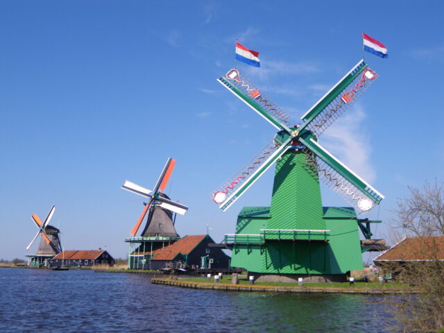 Gekroonde Poelenburg mooigezet ter ere van de kroning van Koning Willem Alexander. Zie de kroontjes in de wieken. De Gekroonde Poelenburg mooigezet ter ere van de kroning van Koning Willem Alexander.